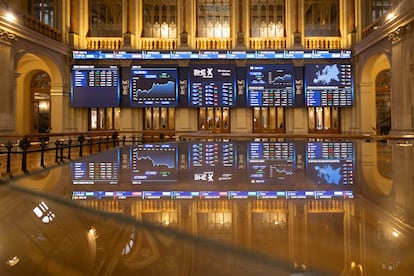 Paneles del Ibex en el Palacio de la Bolsa de Madrid, el 9 de enero de 2024, en Madrid, España.